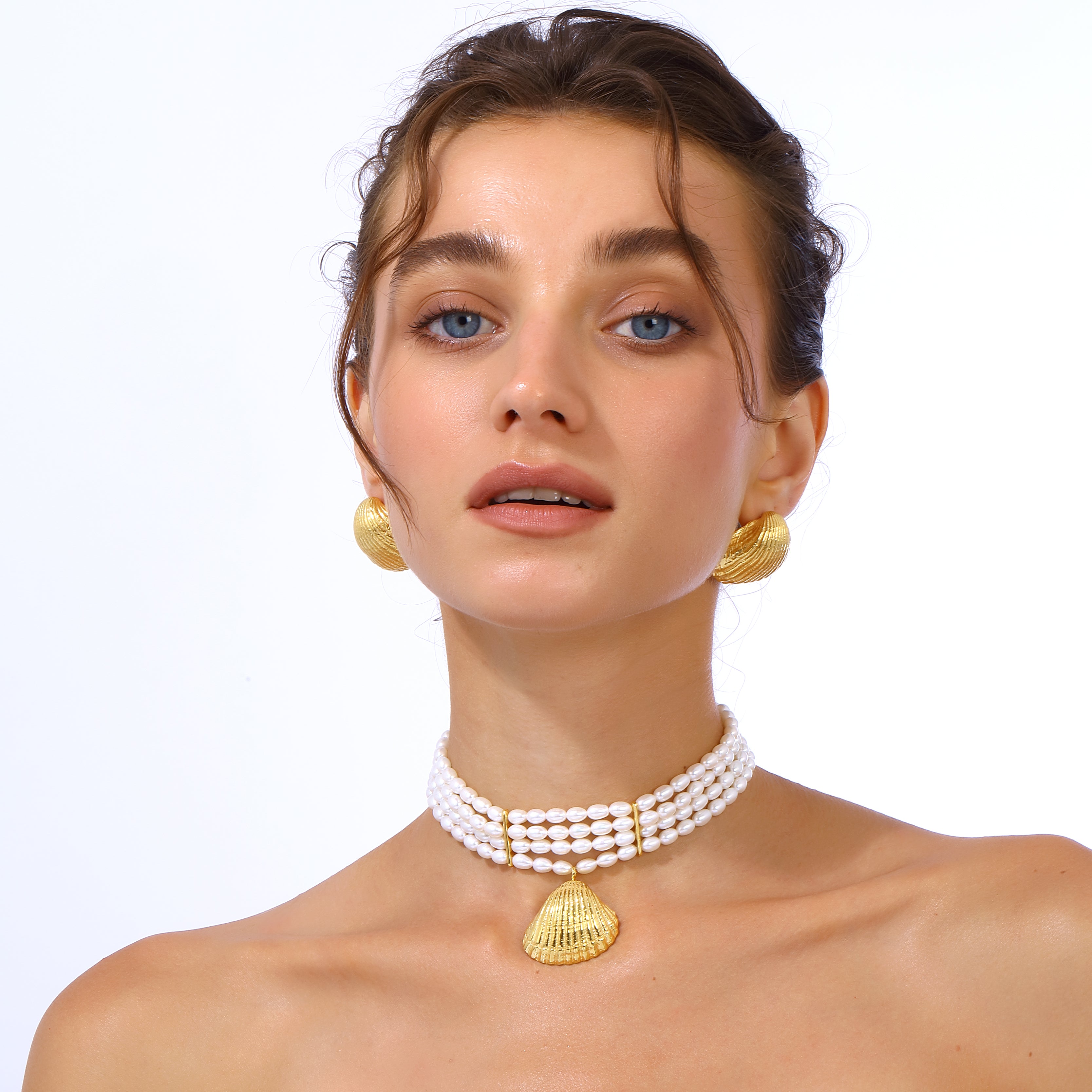 sea pearl choker with gold seashell pendant